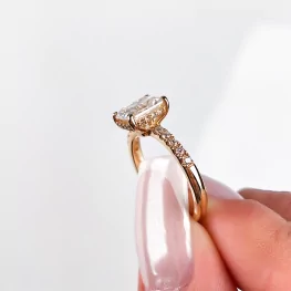 Złoty pierścionek z moissanitem i diamentami Złoty pierścionek z moissanitem i diamentami