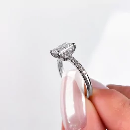 Pierścionek z białego złota z moissanitem i diamentami Pierścionek z białego złota z moissanitem i diamentami