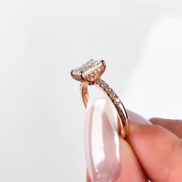 Pierścionek z różowego złota z moissanitem i diamentami Pierścionek z różowego złota z moissanitem i diamentami