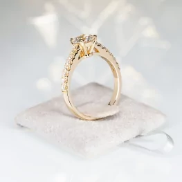 Złoty pierścionek z moissanitem i diamentami TP0137ZMT Złoty pierścionek z moissanitem i diamentami TP0137ZMT