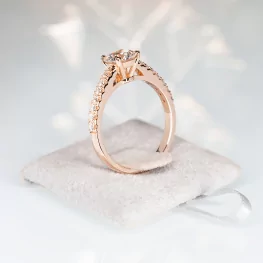 Pierścionek z różowego złota z moissanitem i diamentami TP0137RMT Pierścionek z różowego złota z moissanitem i diamentami TP0137RMT