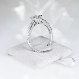 Pierścionek z białego złota z moissanitem i diamentami TP0137BMT Pierścionek z białego złota z moissanitem i diamentami TP0137BMT