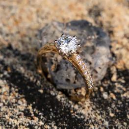 Złoty pierścionek z moissanitem i diamentami TP0129ZMT