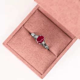 Pierścionek z białego złota z rubinem i diamentami TP0028BRN Pierścionek z białego złota z rubinem i diamentami TP0028BRN