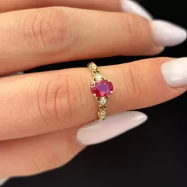 Złoty pierścionek z rubinem i diamentami TP0028ZRN Złoty pierścionek z rubinem i diamentami TP0028ZRN