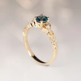 Złoty pierścionek z topazem London Blue i diamentami TP0027ZLTZ Złoty pierścionek z topazem London Blue i diamentami TP0027ZLTZ