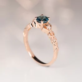 Pierścionek z różowego złota z topazem London Blue i diamentami TP0027RLTZ Pierścionek z różowego złota z topazem London Blue i diamentami TP0027RLTZ