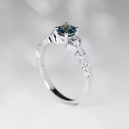 Pierścionek z białego złota z topazem London Blue i diamentami TP0027BLTZ Pierścionek z białego złota z topazem London Blue i diamentami TP0027BLTZ
