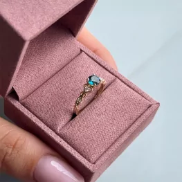 Złoty pierścionek z topazem London Blue i diamentami TP0027ZLTZ Złoty pierścionek z topazem London Blue i diamentami TP0027ZLTZ
