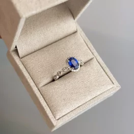 Pierścionek z białego złota z niebieskim szafirem i diamentami TP0144BNSR Pierścionek z białego złota z niebieskim szafirem i diamentami TP0144BNSR