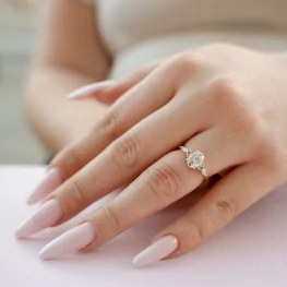 Złoty pierścionek z moissanitem i diamentami TP0120ZMTDT Złoty pierścionek z moissanitem i diamentami TP0120ZMTDT