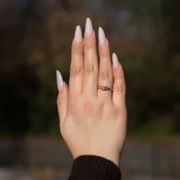 Złoty pierścionek z diamentem laboratoryjnym i diamentami TP0027ZLDT