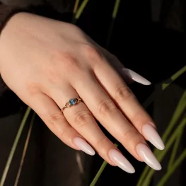 Złoty pierścionek z niebieskim topazem TP0126ZNTZ