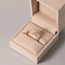 Złoty pierścionek z moissanitami TP0148ZMT
