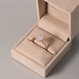 Pierścionek z różowego złota z moissanitami TP0148RMT