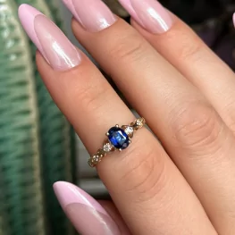 Złoty pierścionek z niebieskim szafirem i diamentami TP0028ZNSR