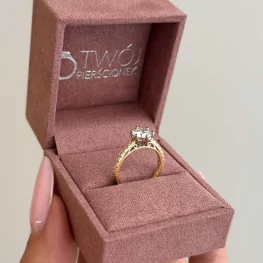 Złoty pierścionek z moissanitem i diamentami TP0129ZMT