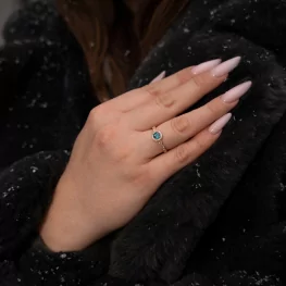 Pierścionek z różowego złota z topazem London Blue i diamentami TP0071RLTZ