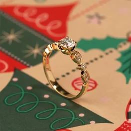 Złoty pierścionek z diamentem laboratoryjnym i diamentami TP0075ZLDT