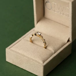 Złoty pierścionek z diamentem laboratoryjnym i diamentami TP0075ZLDT