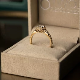 Złoty pierścionek z moissanitem i diamentami TP0099ZMT