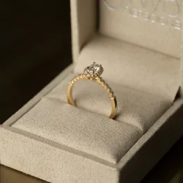 Złoty pierścionek z diamentem laboratoryjnym i diamentami TP0160ZLDT