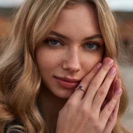 Złoty pierścionek z niebieskim szafirem i diamentami TP0133ZNSRDT