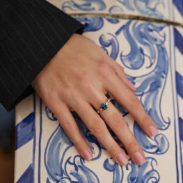 Pierścionek z różowego złota z topazem London Blue i diamentami TP0028RLTZ