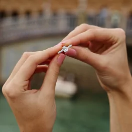 Pierścionek z białego złota z moissanitami TP0150BMT