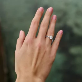 Pierścionek z białego złota z moissanitami TP0150BMT