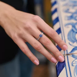 Pierścionek z białego złota z niebieskim szafirem i diamentami TP0133BNSRDT