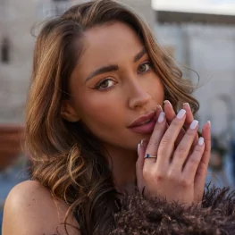 Złoty pierścionek z niebieskim szafirem i diamentami TP0133ZNSRDT