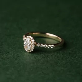 Złoty pierścionek z diamentem laboratoryjnym i diamentami TP0160ZLDT