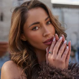 Pierścionek z białego złota z niebieskim szafirem i diamentami TP0133BNSRDT