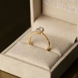 Złoty pierścionek z diamentem laboratoryjnym i diamentami TP0160ZLDT