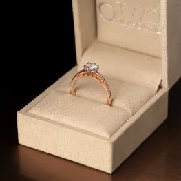 Pierścionek z różowego złota diamentem laboratoryjnym i diamentami TP0130RLDT