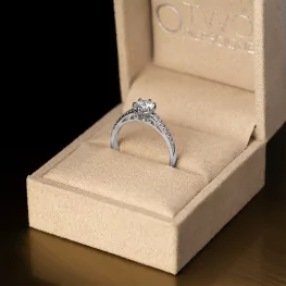 Pierścionek z białego złota diamentem laboratoryjnym i diamentami TP0130BLDT