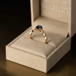 Złoty pierścionek z niebieskim szafirem i diamentami TP0144ZNSR