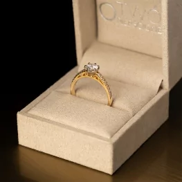 Złoty pierścionek z diamentem laboratoryjnym i diamentami TP0130ZLDT