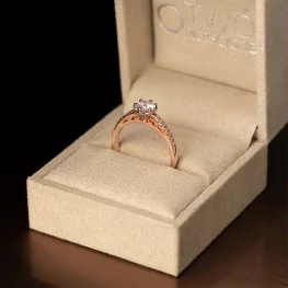 Pierścionek z różowego złota diamentem laboratoryjnym i diamentami TP0130RLDT