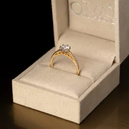 Złoty pierścionek z diamentem laboratoryjnym i diamentami TP0130ZLDT