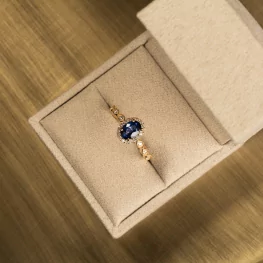 Złoty pierścionek z niebieskim szafirem i diamentami TP0144ZNSR