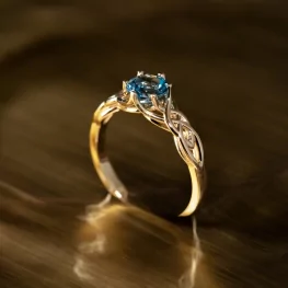 Złoty pierścionek z niebieskim topazem TP0175ZNTZ