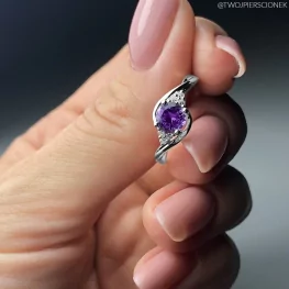 Pierścionek z białego złota z ametystem i diamentami Pierścionek z białego złota z ametystem i diamentami