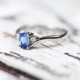 Pierścionek z białego złota z tanzanitem i diamentami Pierścionek z białego złota z tanzanitem i diamentami