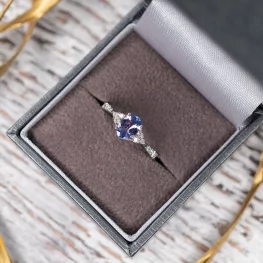 Pierścionek z białego złota z tanzanitem i diamentami TP0001BTA Pierścionek z białego złota z tanzanitem i diamentami TP0001BTA