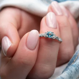 Pierścionek z białego złota z niebieskim topazem i diamentami Pierścionek z białego złota z niebieskim topazem i diamentami