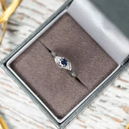 Pierścionek z białego złota z niebieskim szafirem i diamentami Pierścionek z białego złota z niebieskim szafirem i diamentami