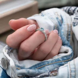 Pierścionek z białego złota z niebieskim topazem i diamentami Pierścionek z białego złota z niebieskim topazem i diamentami