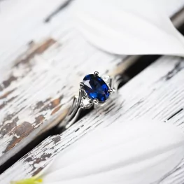 Pierścionek z białego złota z niebieskim szafirem i diamentami Pierścionek z białego złota z niebieskim szafirem i diamentami